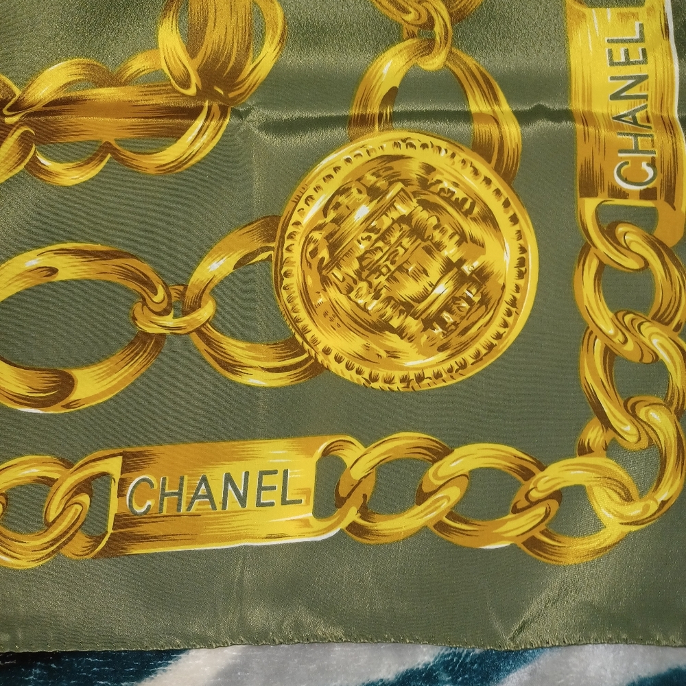 CHANEL Olive and Gold Chain Motif Scarf - Picture 4 of 8